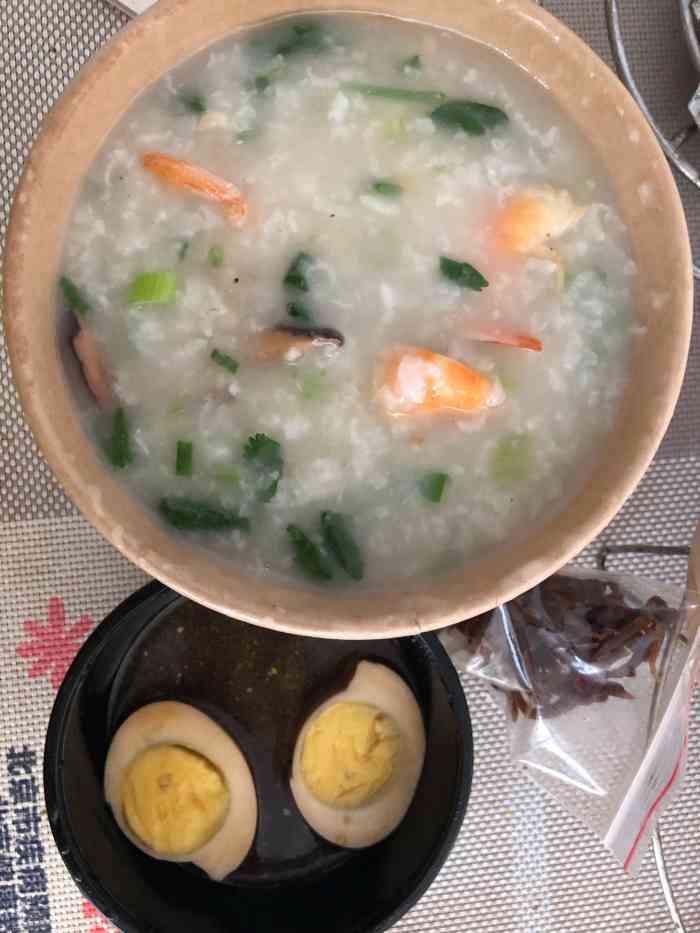 「干贝鲜虾粥」外卖也不错,还送 个卤蛋和一小袋好吃的咸菜.