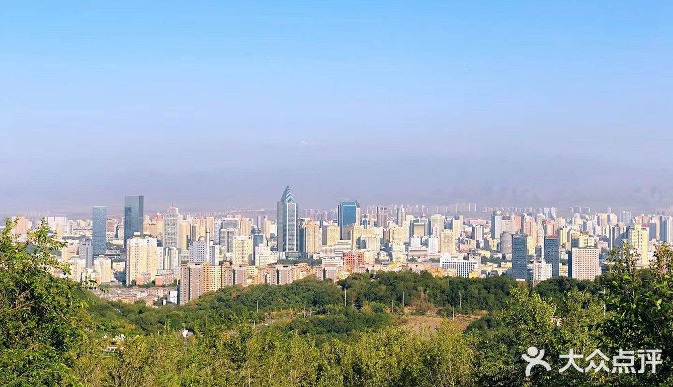 雅玛里克山俯瞰乌鲁木齐全景的一座山