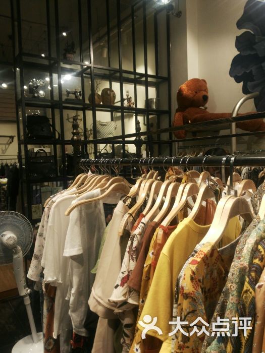 yoki服装店店内环境图片 - 第4张