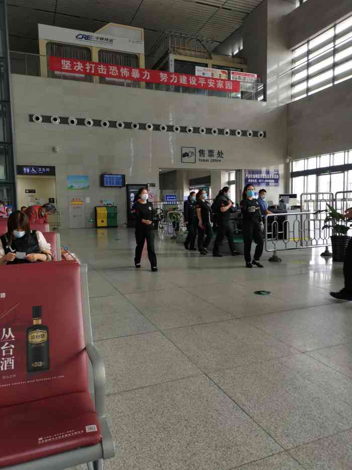 邢台东站-"邢台火车站是设置比较简单直接的候车厅,进