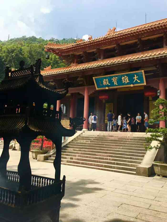 玉台寺-"玉台寺位于圭峰山的山腰,是一座历史悠久的.