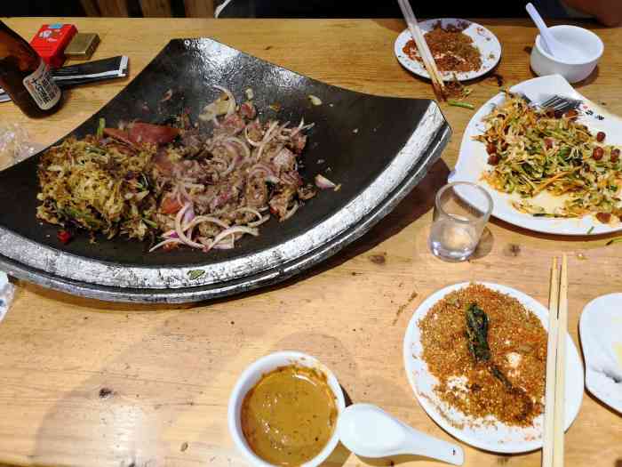 同达锅叉子酸菜烤肉(东岭南街店)-"同达锅叉子酸菜烤肉(东岭街店)店名