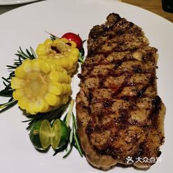 环境超好,标准西餐厅!牛排的味道有点欠缺!鸡胸肉沙拉超大一份!
