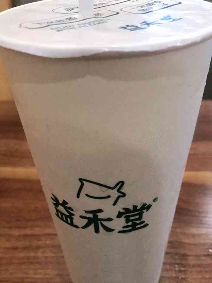 打分 一杯奶茶我等了十几分钟,后面来了两个人两分钟做完她们的奶茶