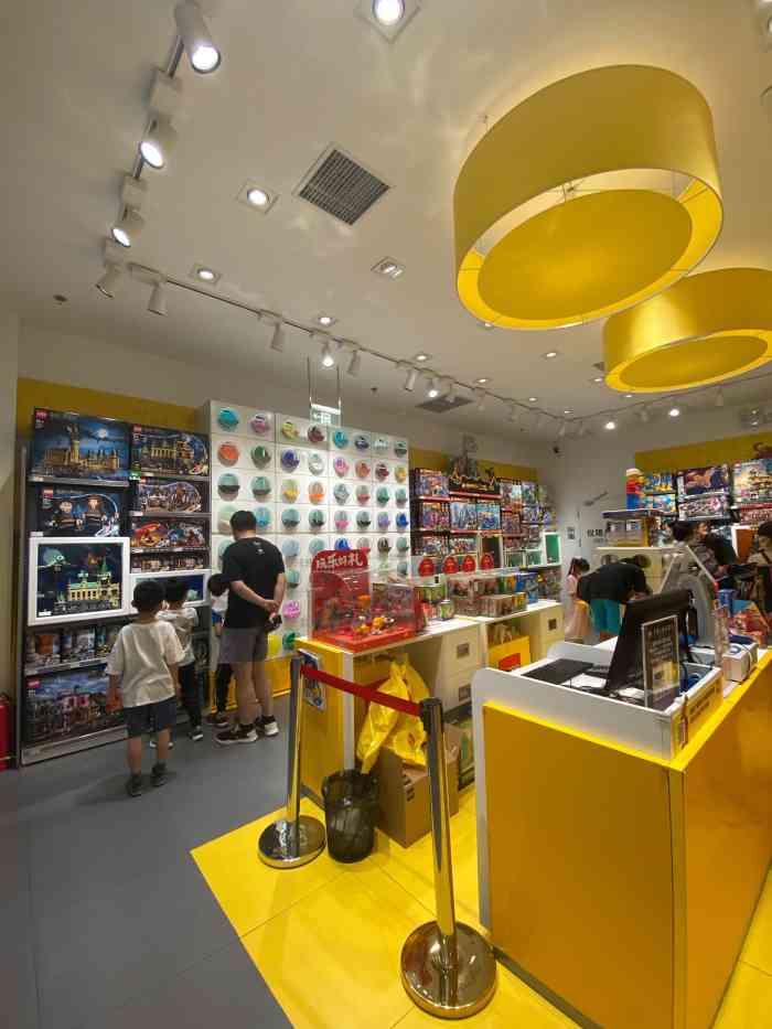 乐高授权专卖店(凯德mall店"店面不大,不过里面的东西还挺全的,没