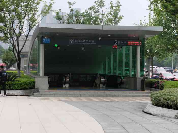 文化艺术中心(地铁站"二号线是长沙第一条开通的地铁线,记得好像.