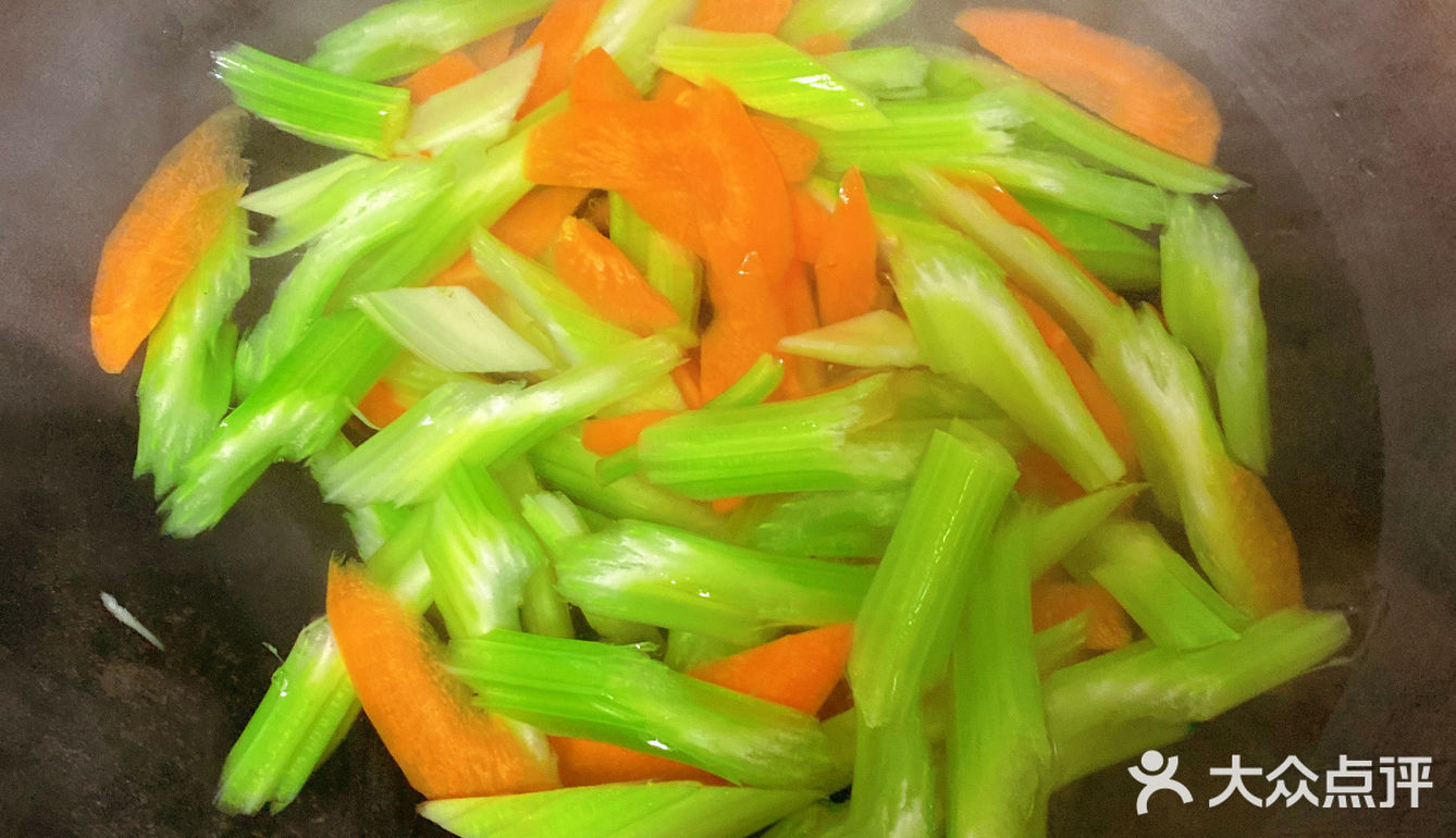 颜色鲜明健康美味的超简单料理西芹炒胡萝卜