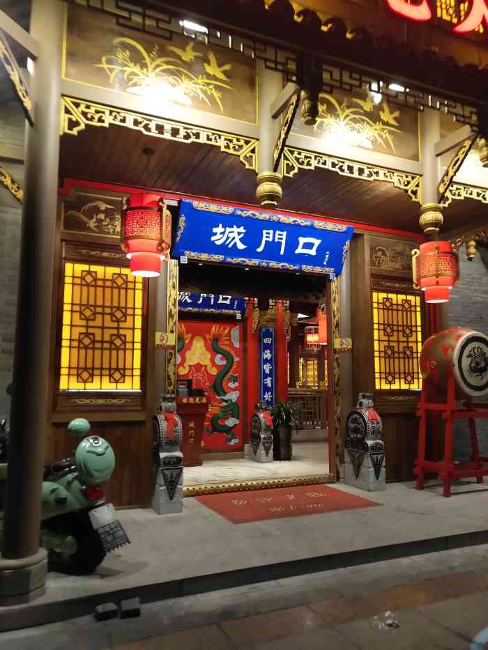 椒香城门口重庆老火锅"武康余英坊刚开的一家火锅店,第一天生意火.