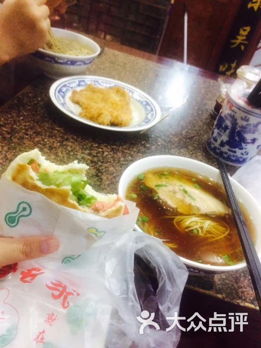 东吴面馆:口味好,好吃。味道棒。环境很好.苏州