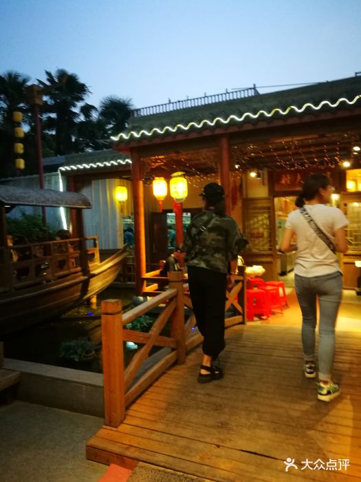 朋友们介绍汉阳区沿江路大堤边的一家餐馆,.