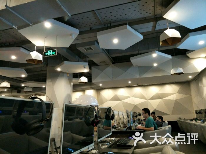 格雷电竞:电脑还可以 但是那几个胖胖.三亚休闲