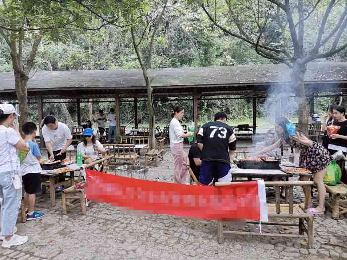 余杭双溪漂流-烧烤点"烧烤使人快乐[薄荷]环境:在水边玩玩.