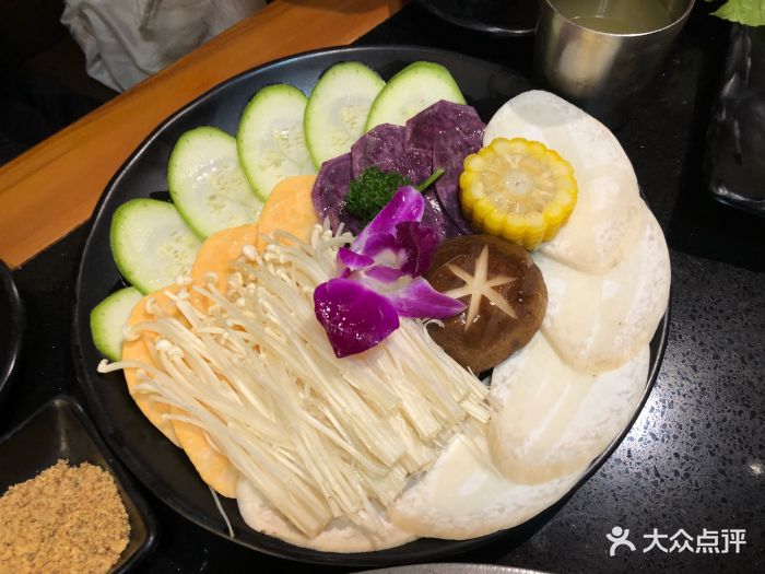 釜洲岛炭火烤肉蔬菜菌类拼盘图片