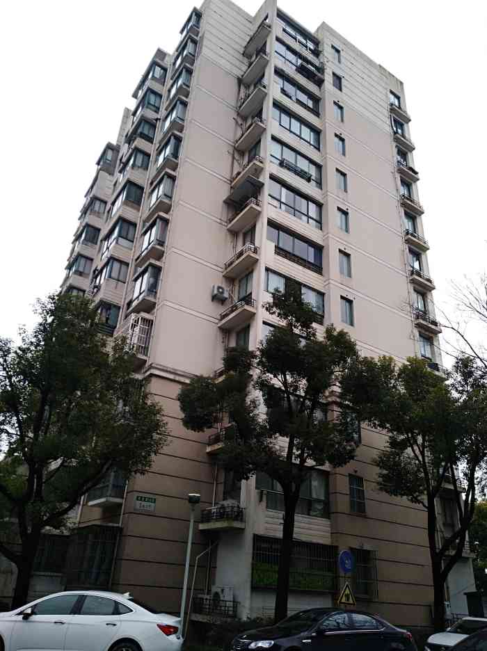 徐汇华园-"从徐汇中学中间的小路走进去才可看见大门