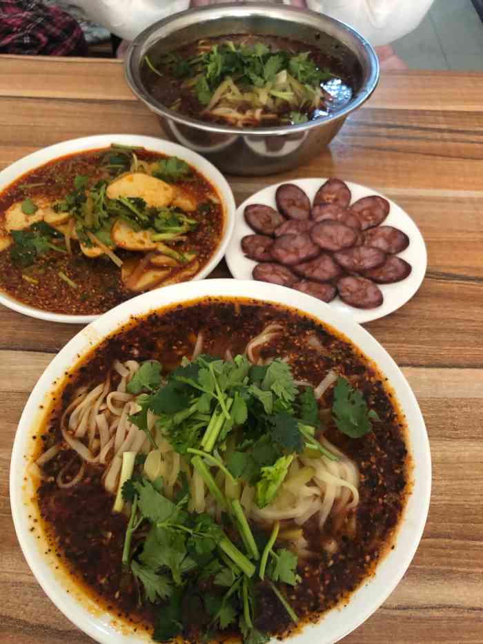阿丛老四川麻辣面-"黎明广场附近好多家麻辣面馆,第一次到这家.