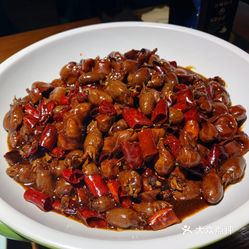 我和老黄点了鸽子汤,红烧鸽杂,脆皮烤乳鸽,还有鳝鱼(这个巨好吃,辣椒
