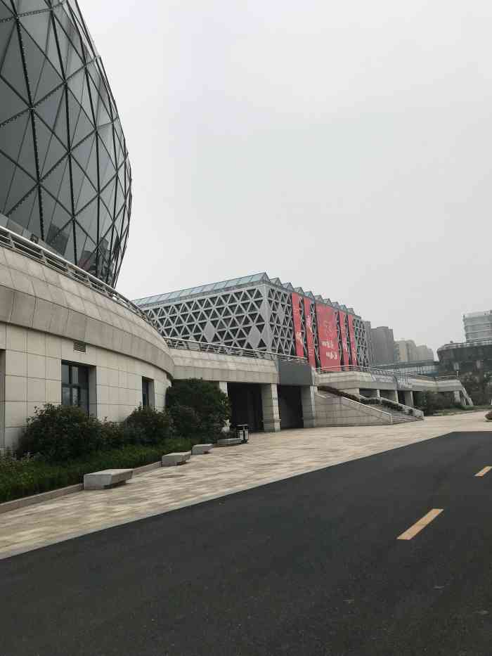 瓜沥镇文体中心-"早上10点才开门…体育馆也只找到了羽毛球.