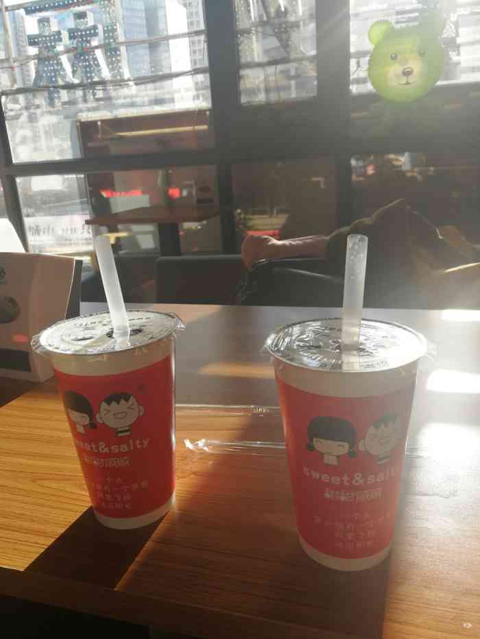 奶茶味道还可以 中规中矩 做奶茶的时候一个女店员呵斥旁边的男店员