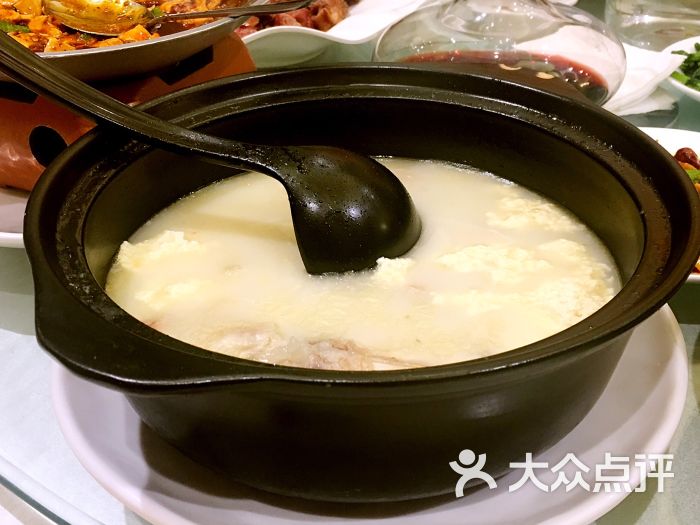 浓汤酥蹄炖豆花