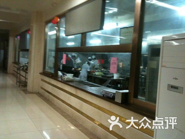 后勤学院服务中心餐厅出菜窗口图片-北京家常菜-大众