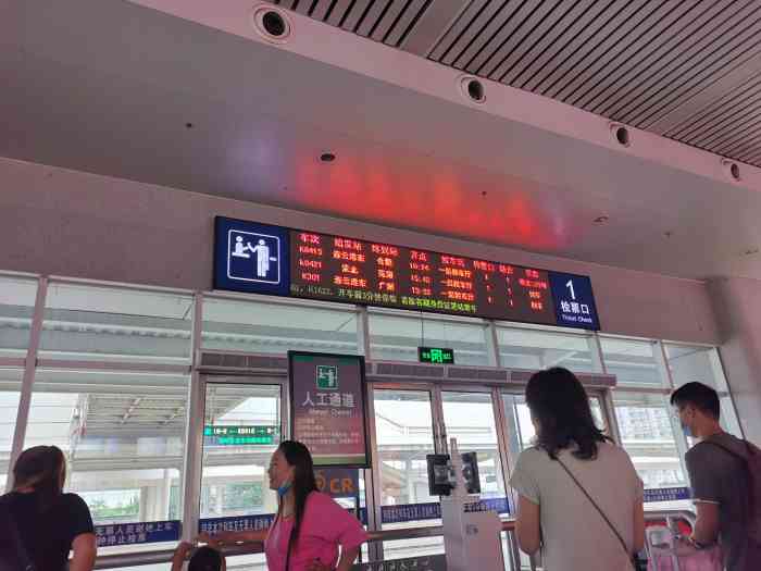 淮北站-"淮北火车站非常大有上下两层候车室.大厅.