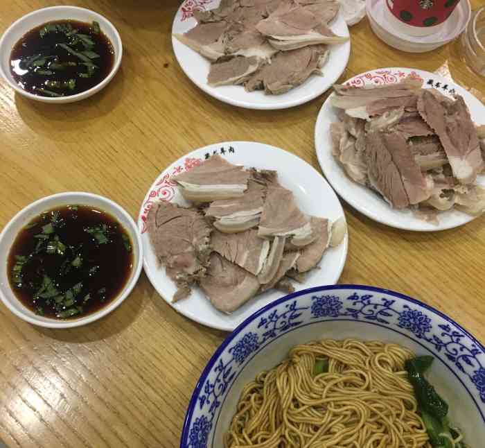 自从那一次带我去吃了一次后,几乎每天下班就来一碗～这家的白切羊肉