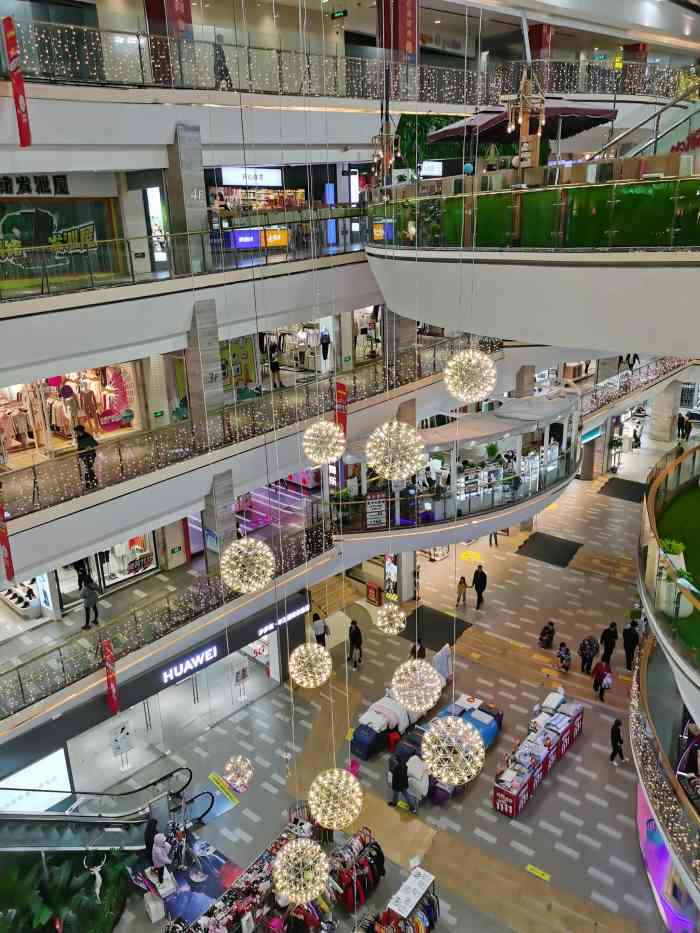 步步高(王家湾店)-"超市在商场负一楼,不算蛮大,东西种类齐全.