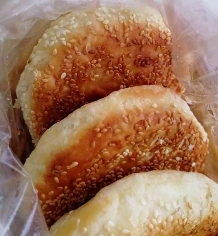 栟茶古镇烧饼-"一个比较有特色的烧饼店,里面的烧饼比较酥.