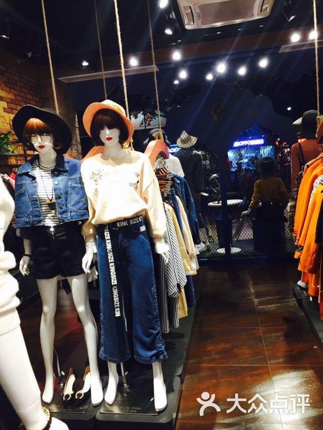 朵拉格格服装(中亭街店)店内环境图片 第5张
