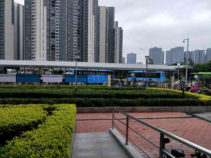 蕉门公交总站-"蕉门公交总站紧邻地铁四号线蕉门站,是