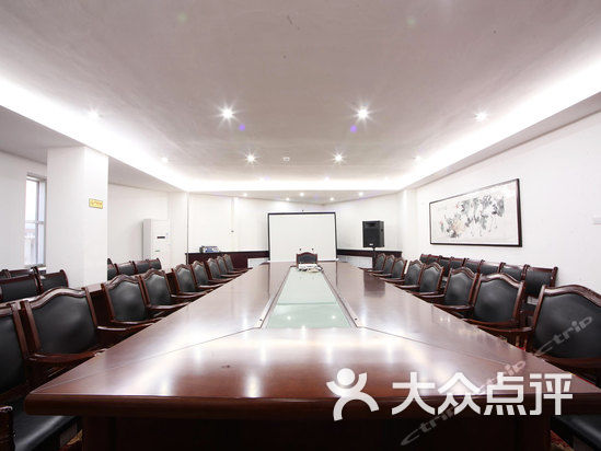 会议室人均面积标准_会议室开会图片