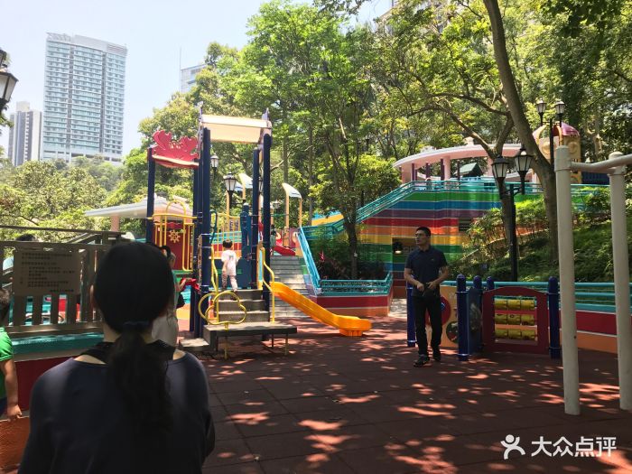 红棉路香港公园临近金钟地铁站。此园有模拟