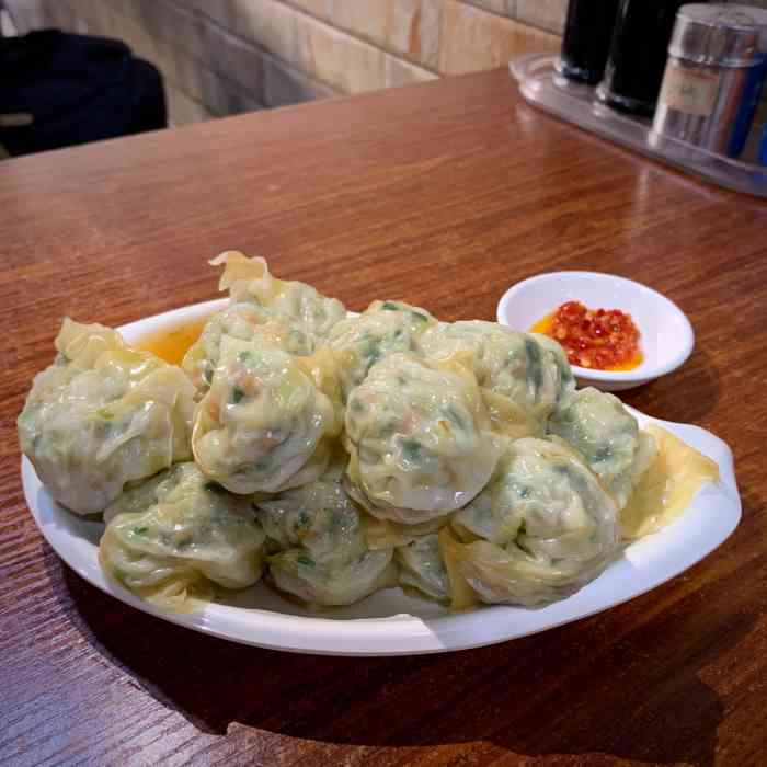 何记三饶饺"因为要弄睫毛原因.跑来黄贝岭看到这家饺子.