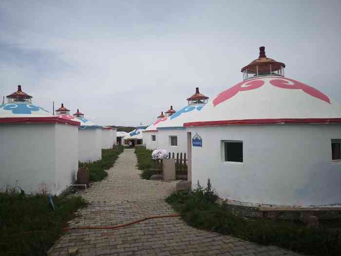 察哈尔部落-"算是不错的一家草原度假村,能住宿,有餐饮.