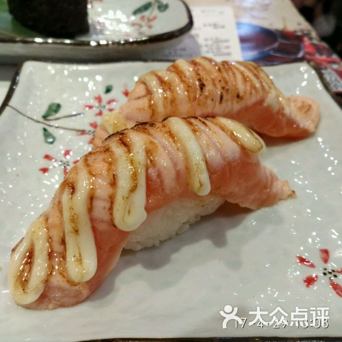 花红映日寿司.刺身.日本料理火炙三文鱼腩图片 - 第3张