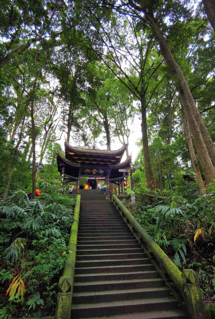 伏虎寺-"伏虎寺 可能是峨眉山上人数最多的尼姑庵.