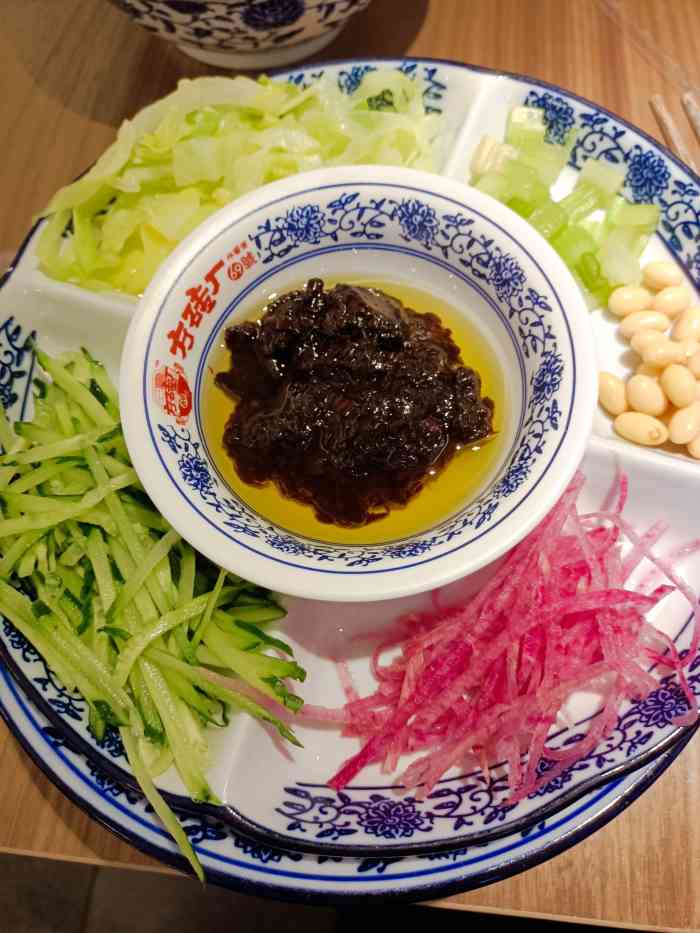 方砖厂69号炸酱面(南锣鼓巷店"南锣这有两家方砖场,第一家店更小些