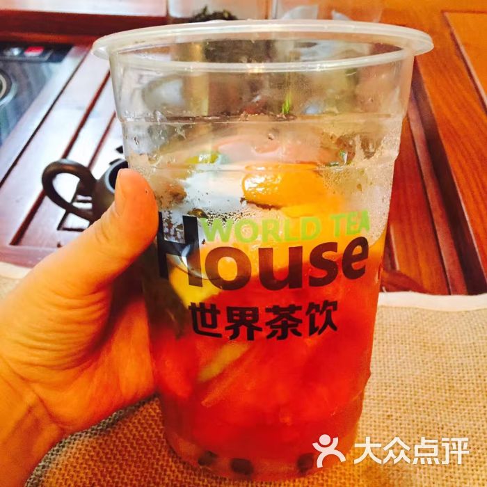 中午吃饭忽然发现公司楼下新开了家世界茶饮 赶紧买杯解馋 点了杯海贼