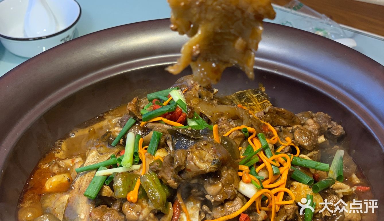 甲鱼烧牛蛙,房县火烧馍,每次都吃到光盘