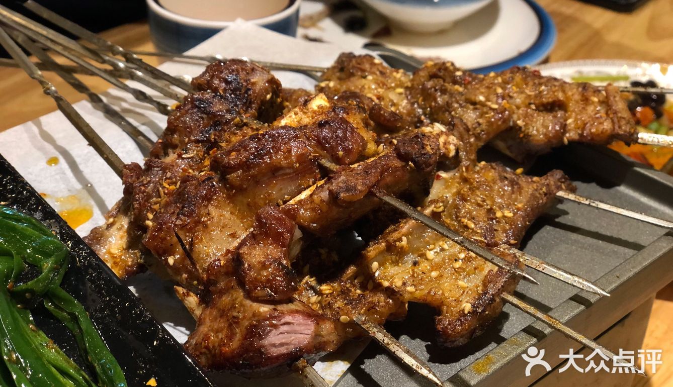 鲜烤羊肉串,鲜烤羊排串,每次都吃到光盘