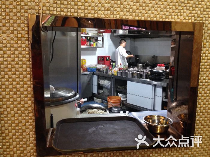 出菜口—可透视整洁的厨房,操作间