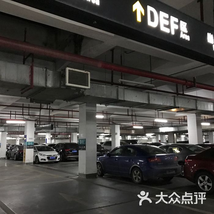 奔牛机场地下停车场