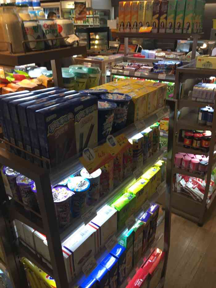 7tt鲜食便利店(利济北路店"还算不错,有蛋糕还有快餐,算是代表开了