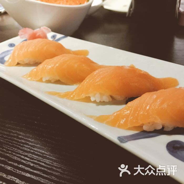 三文鱼腩握寿司