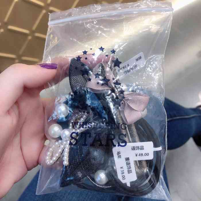 星语饰品-"各种小饰品店铺﹉比较显眼的有各种帽子和.
