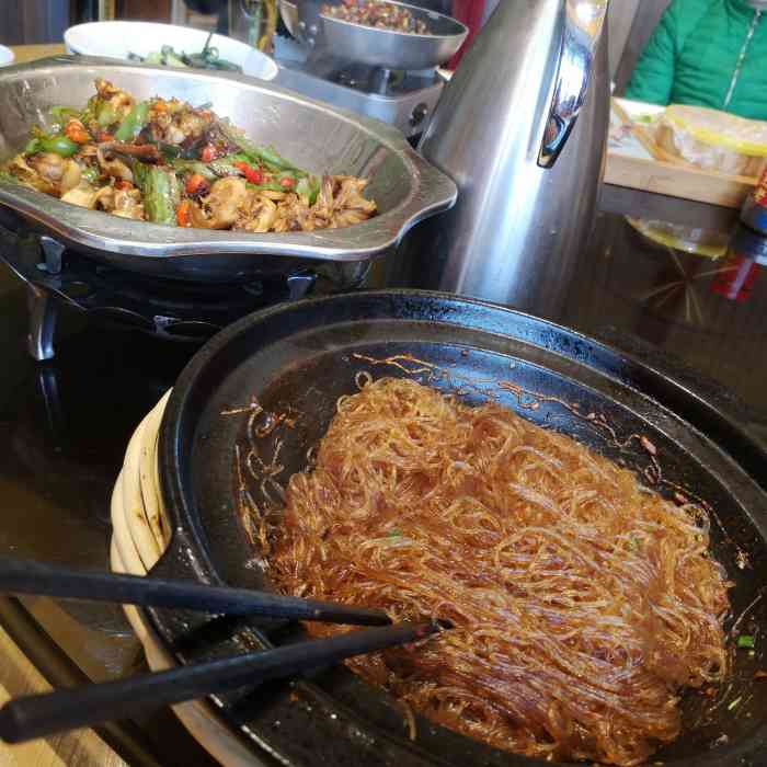 爱饭(赤壁店"环境不错.菜品新鲜,黄白菜炒的很好吃.干.