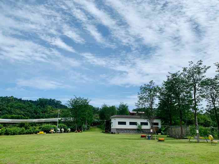 健康田园-"尖山风景区的半路上,有一个艺术小镇,里面.