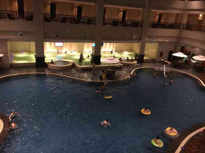 天沐温泉-"盘锦较大的洗浴了 分室内室外 后面的红海.