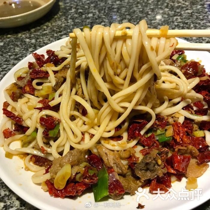 辣皮子滚肉拌面