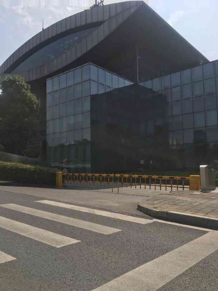 西南大学重庆江南中学-"环境:位置在南坪茶园新区那边